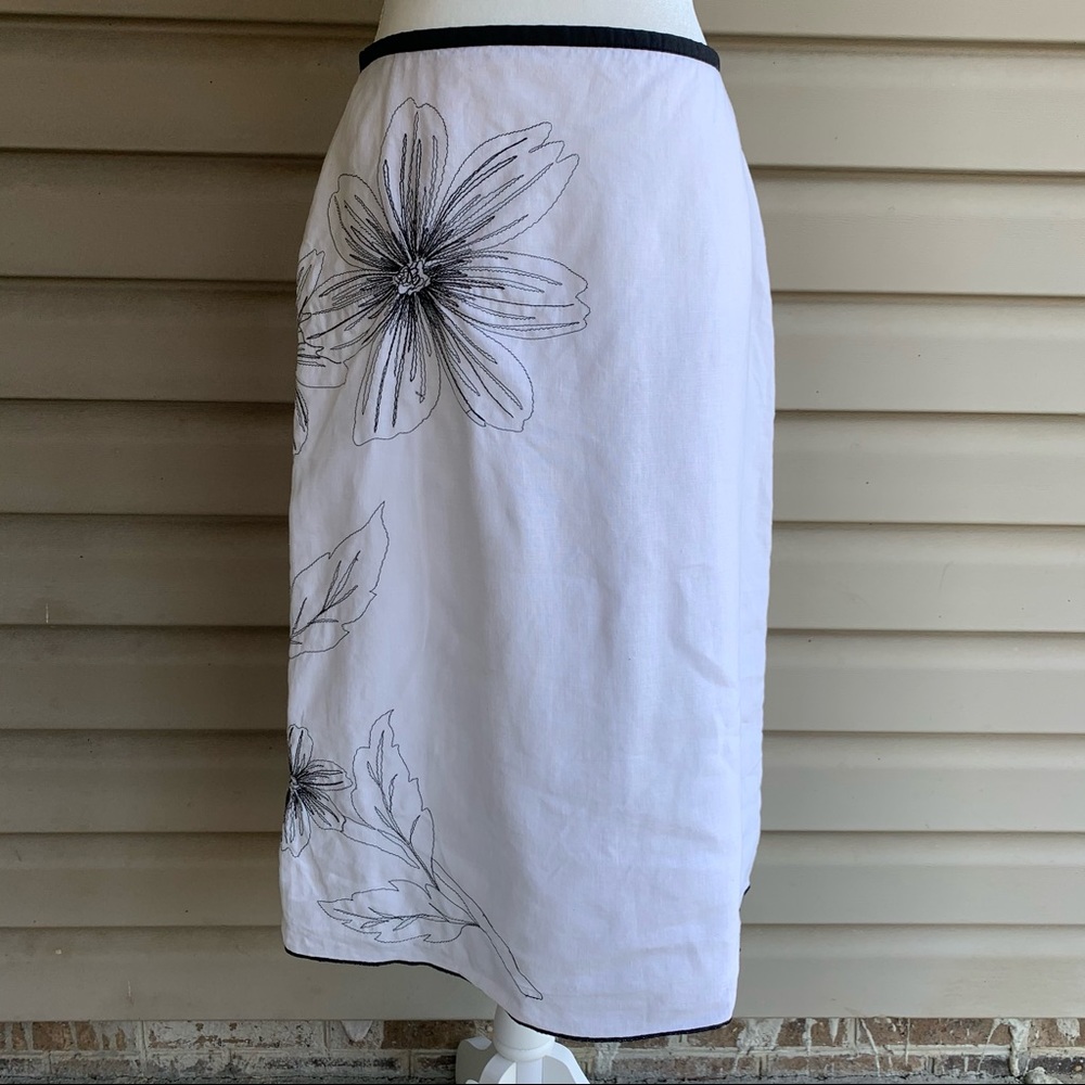 Willi Smith White Linen Skirt with Black Floral Embroidery